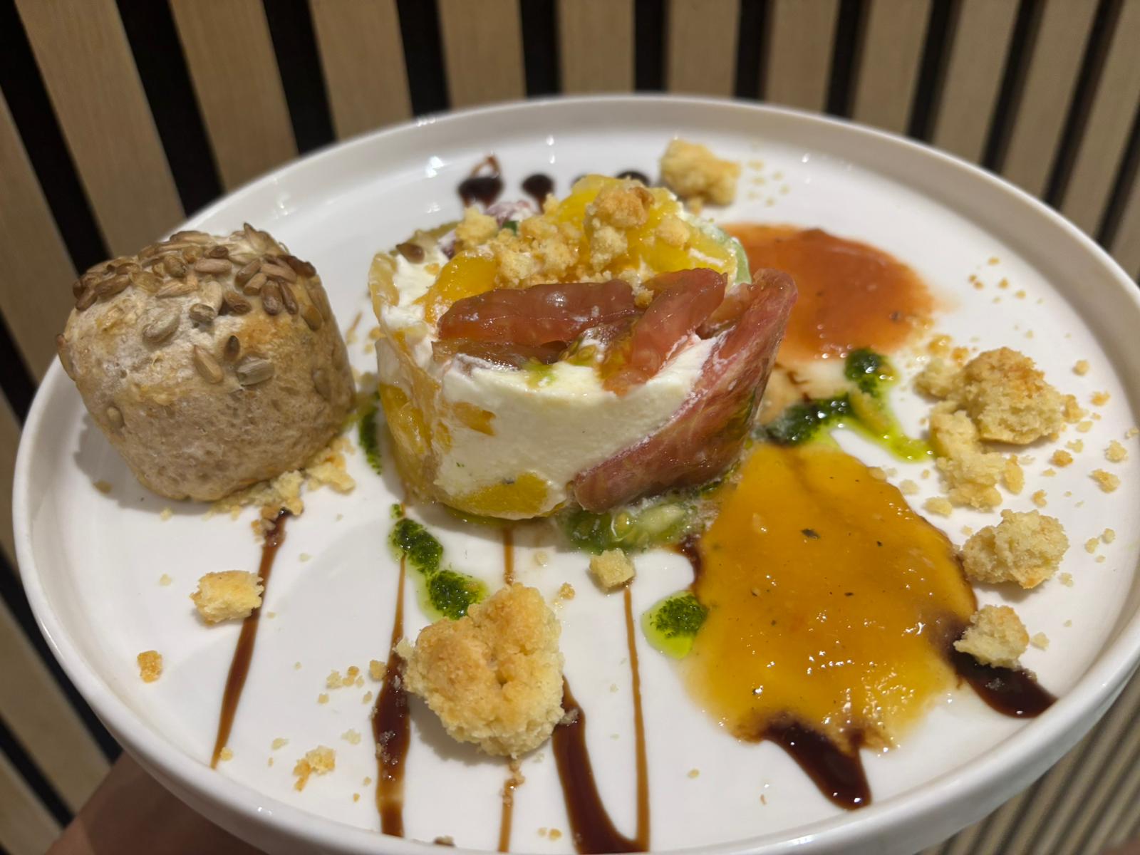 Entrée fraîcheur, tomates & crumble salé