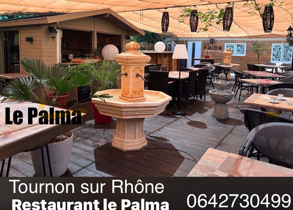 Terrasse lounge du restaurant Le Palma à Tournon-sur-Rhône avec fontaine