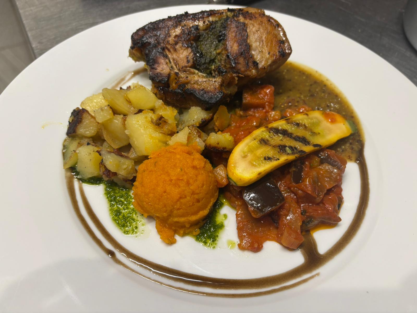 Viande grillée, ratatouille & écrasé
